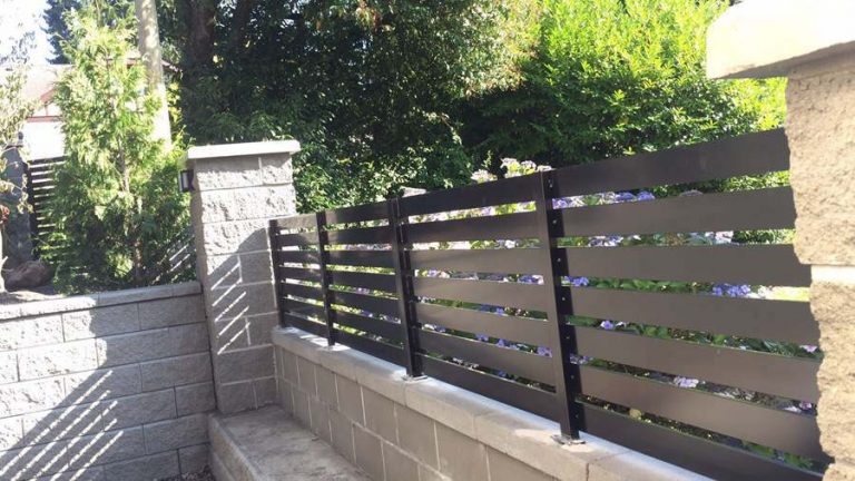 single-home-aluminum-railing (8) | Maple Leaf